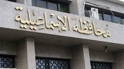 سيارة إسعاف تنقل مريضًا للإدلاء بصوته 