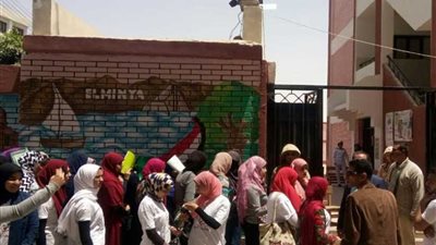 إقبال كثيف لطلاب جامعة المنيا في الساعات الأخيرة لـ