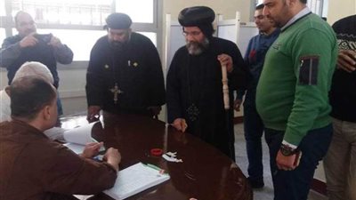 أسقف ميت غمر يدلي بصوته في الاستفتاء الدستوري