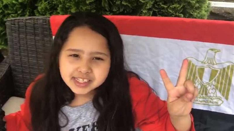 شاهد.. طفلة مصرية