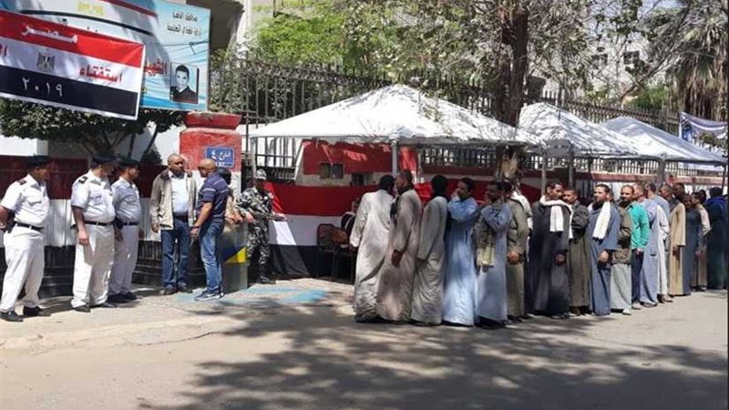 اصطفاف المواطنين