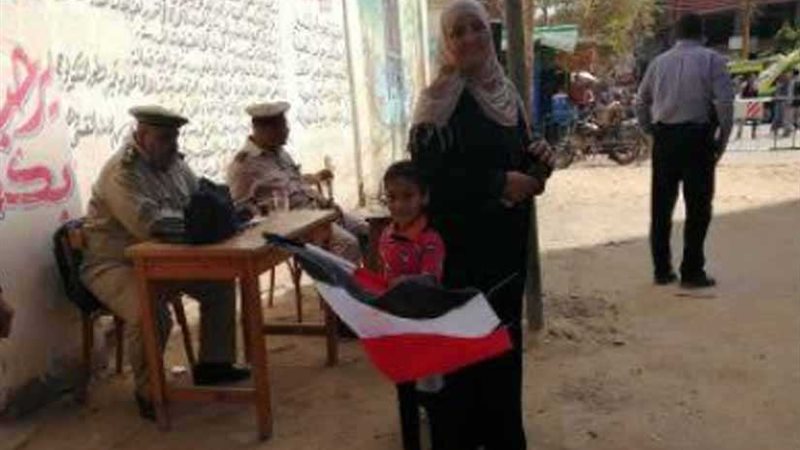 سيدة تصطحب طفلها