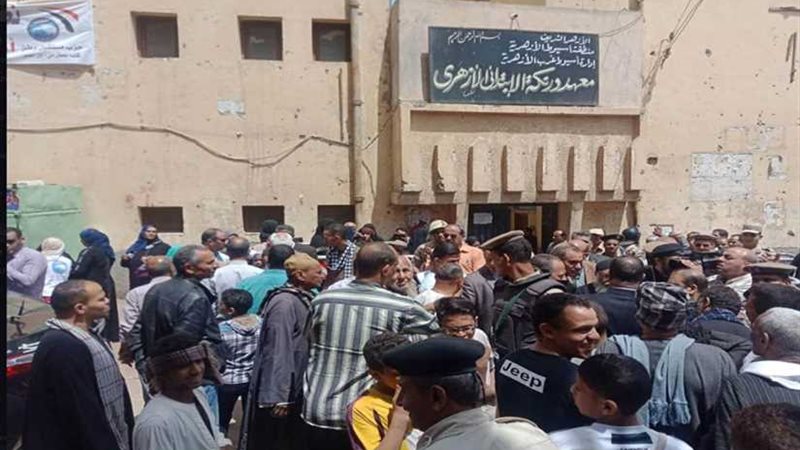 هتافات حماسية وأغانٍ