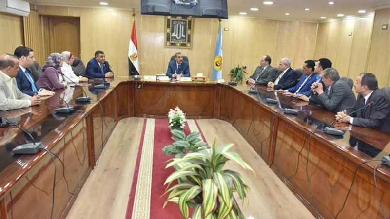 محافظ أسيوط يبحث