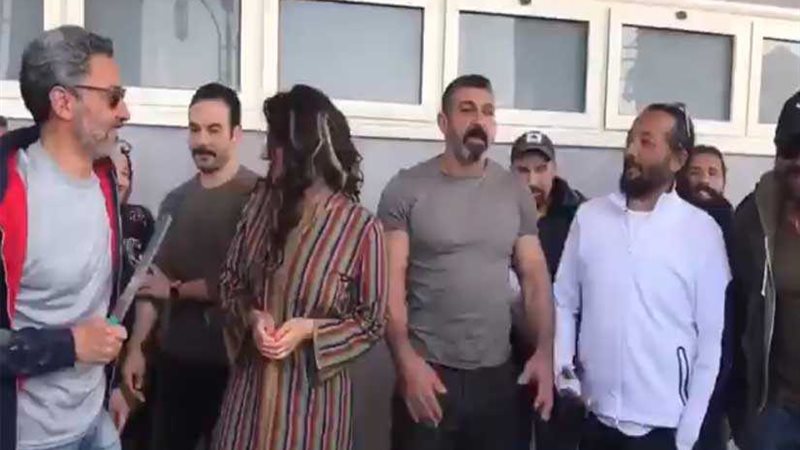 أسرة لمس أكتاف تحتفل