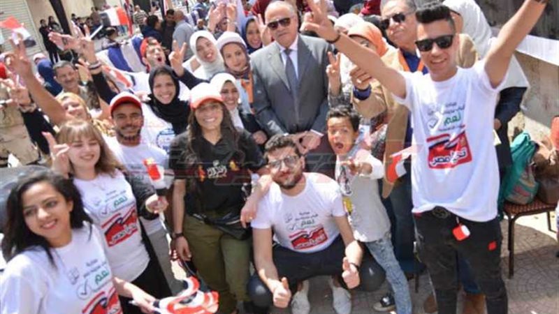 طلاب في مدرسة الديمقراطية