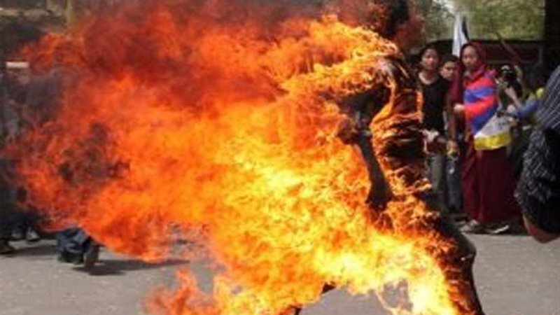 مختل عقليًا يشعل