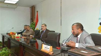 محافظ أسيوط يسلم عقود 16 ورشة بمجمع الصناعات الصغيرة بمنطقة الصفا الصناعية