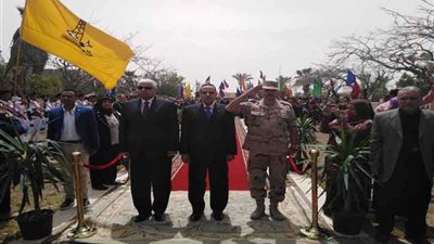 محافظ شمال سيناء يضع إكليلًا من الزهور على النصب التذكاري للجندي المجهول