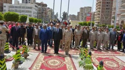 وضع إكليل من الزهور على النصب التذكاري للشهداء بمناسبة أعياد سيناء في طنطا