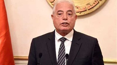 محافظ جنوب سيناء يضع إكليلا من الزهور على النصب التذكاري للجندي المجهول بالطور