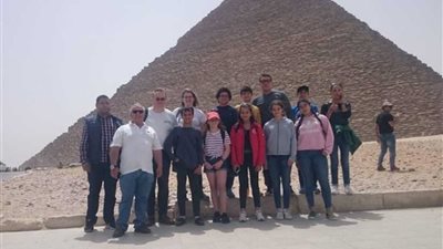 وزارة الرياضة تنظم زيارة للأهرامات لوفود الدول المشاركة في سباق النيل الدولي للشراع
