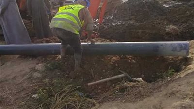 إصلاح كسر ماسورة مياه الشرب بقرية القناوية بالبحيرة.. (صور)