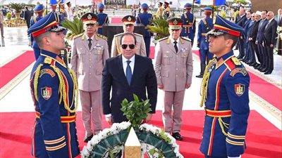 السيسي يضع إكليل الزهور على النصب التذكاري في احتفالات تحرير سيناء 