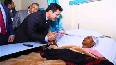 خلال زيارته للجرحى اليمنيين بالقاهرة.. السفير اليمني يشيد بمستوى الرعاية الطبية