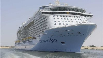 أكبر سفينة ركاب في العالم تعبر قناة السويس في أولى رحلاتها البحرية