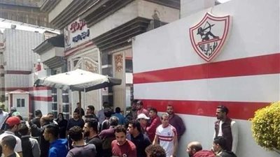 بالصور.. حضور مكثف من جماهير الزمالك لشراء تذاكر مباراة النجم الساحلي