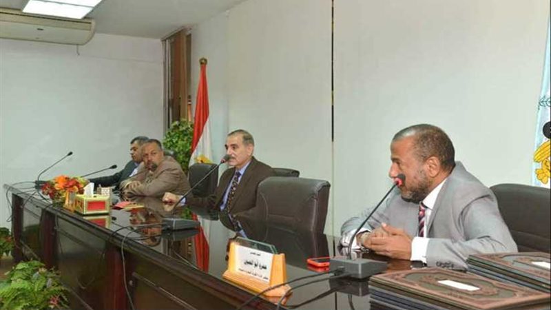 محافظ أسيوط يسلم