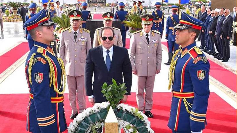 السيسي يضع إكليل