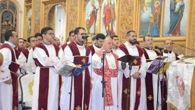 محافظ الإسماعيلية ومدير الأمن يشهدان قداس عيد القيامة المجيد بكنيسة الأنبا 