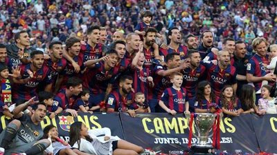 تتويج برشلونة بالليجا وإنجاز ميسي يتصدران الصحف الإسبانية