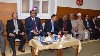 محافظ بني سويف يزور الكنائس والأديرة لتهنئة المسيحيين بعيد القيامة
