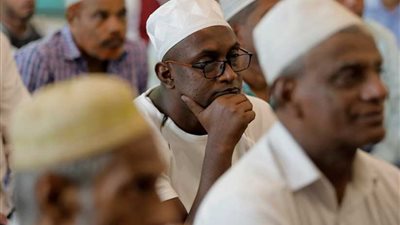 مسلمو سريلانكا يؤدون صلاة الجمعة وسط حراسة مشددة