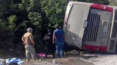 بينهم 3 أطفال ..مقتل 11 شخصا في انقلاب حافلة بالمكسيك