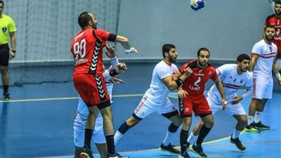 انتهاء الشوط الأول في قمة اليد بتفوق الأهلي (11_10)