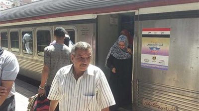 وصول قطار المفاجآت إلى الإسكندرية.. والسكة الحديد توزع الورود على الركاب