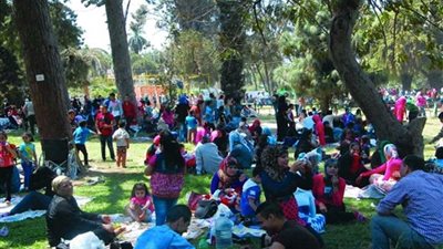 آلاف المواطنين بالحدائق والمتنزهات للاحتفال بـ