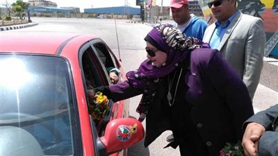 رئيس مدينة جمصة تستقبل المواطنين بالورود احتفالًا بـ 