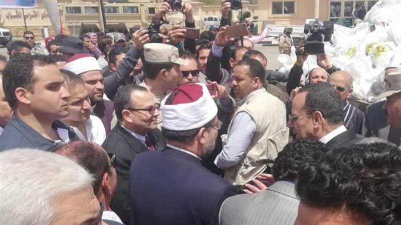 توزيع مساعدات على