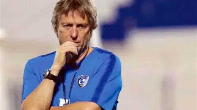 الهلال السعودي يقيل