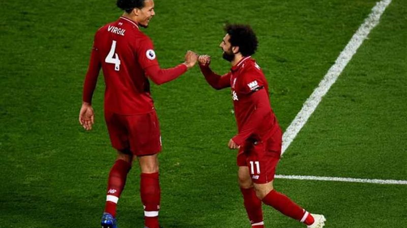 محمد صلاح يهنئ فان