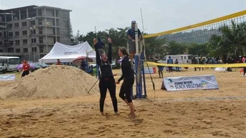 سيدات الطائرة الشاطئية