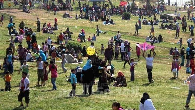 الآلاف يحتفلون في