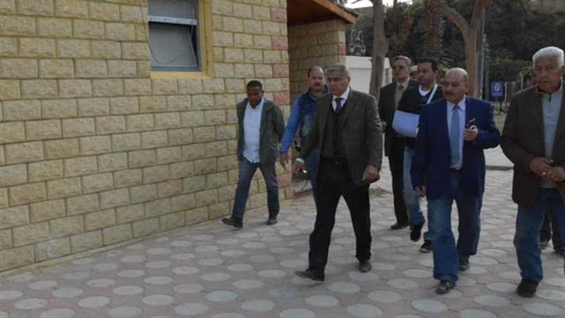 المواطنون يتوافدون