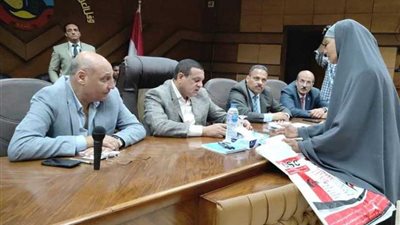 محافظ البحيرة يلتقي 42 مواطنا في اللقاء الأسبوعي