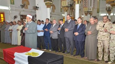 محافظ بني سويف يتقدم الجنازة العسكرية لشهيد القوات المسلحة 