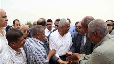 محافظ السويس يفتتح موسم حصاد القمح بقرية 