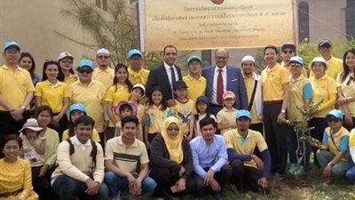 سفير تايلاند يزرع أشجارًا مثمرة بمستشفى جامعة الأزهر التخصصي