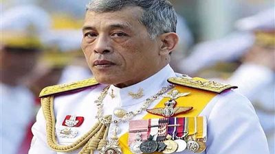 ‪ بالصور.. زواج ملك تايلاند من مضيفة طيران والعروس تزحف على الأرض وفقا للتقاليد