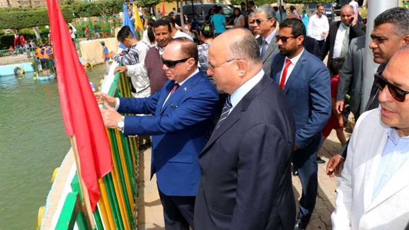 محافظ القاهرة مع