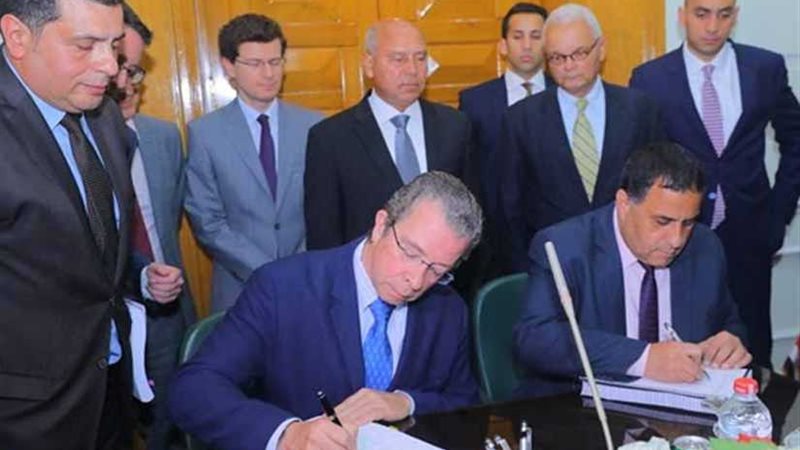 وزير النقل يشهد توقيع