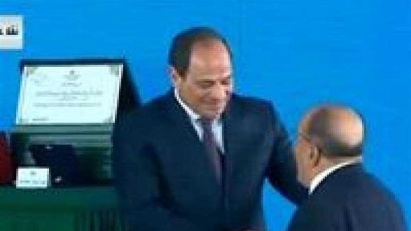 السيسي يكرم عددًا