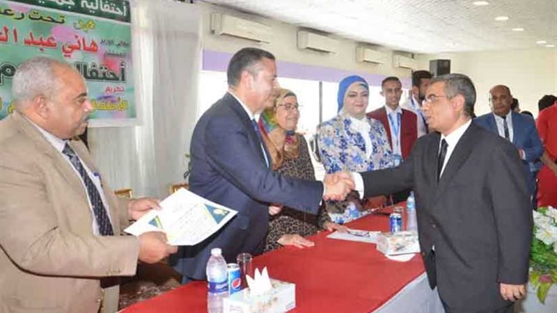 محافظ بني سويف يكرم