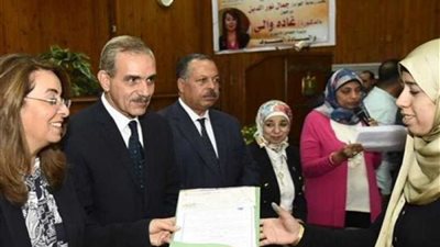 وزيرة التضامن توزع أجهزة عرائس وشهادات أمان على الأسر الأولى بالرعاية بأسيوط