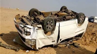 مصرع وإصابة 6 في انقلاب سيارة ربع نقل بطريق 