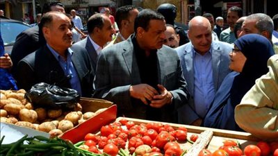 محافظ البحيرة يتفقد معارض بيع السلع الرمضانية (صور)